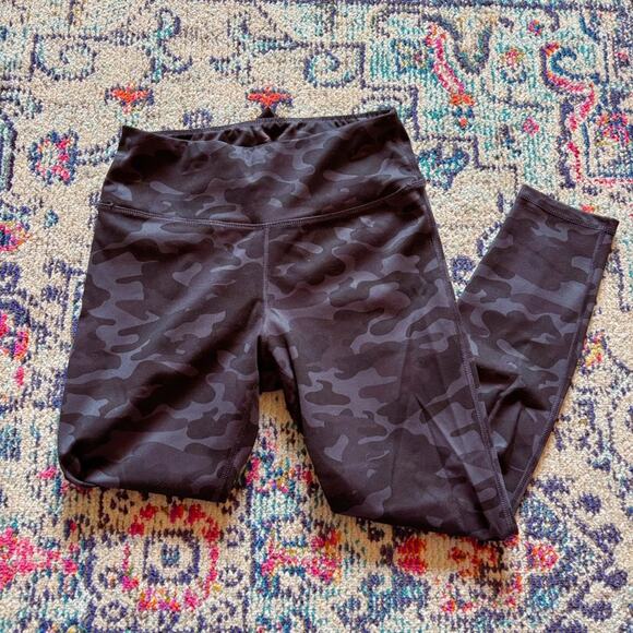 Danskin Black & Gray Camo 7/8 Leggings – Size Medium 🖤 - Picture 3 of 5